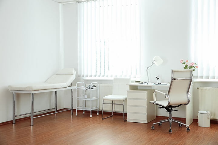 Behandlungszimmer in einer Arztpraxis